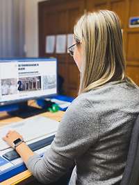 Ansprechstelle der Führungsakademie Redakteurin sitzt vor ihrem Computer
