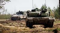 Zusammen stark Ein Kampfpanzer Leopard 2 A7V und ein Schützenpanzer Marder bewegen sich im Gelände