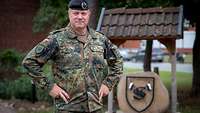 Ein Soldat mit schwarzem Barett stemmt die Hände in die Seiten und schaut in die Kamera.